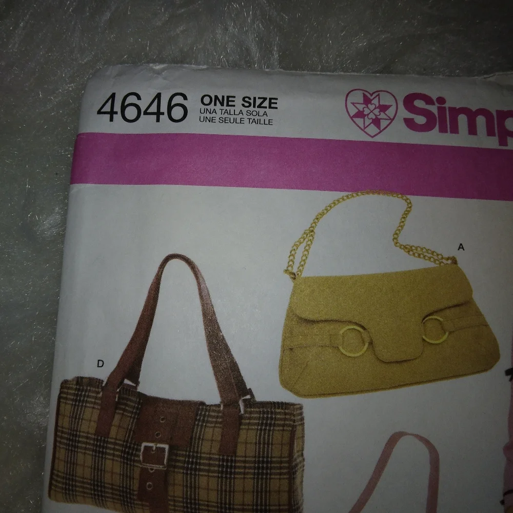 Simplicity 4646 Misses bags in 5 fun variations.
